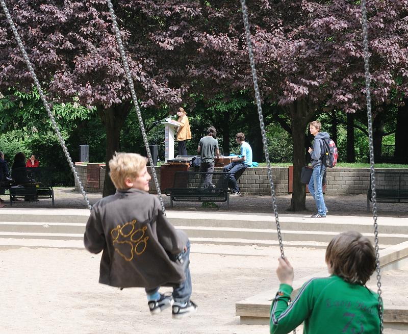 2150_3898 Schaukelnde Kinder bei der Marathonlesung am Platz der Bücherverbrennung. | Denkmal zur Erinnerung an die Bücherverbrennung in Hamburg Eimsbüttel, Isebekkanal.